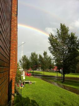 Regenboog achter huis